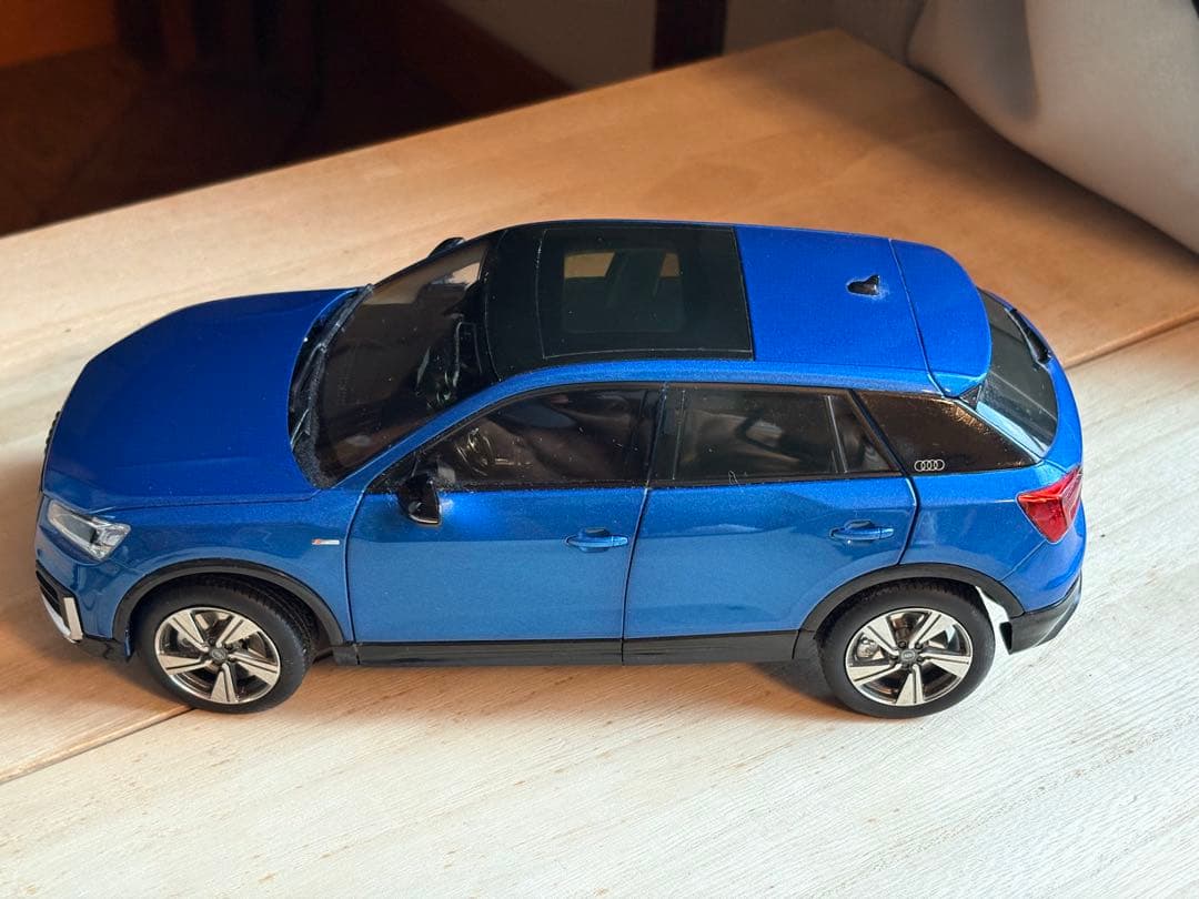 超美品❗️全開閉　希少Audi Q2L ミニカー 青色1/18