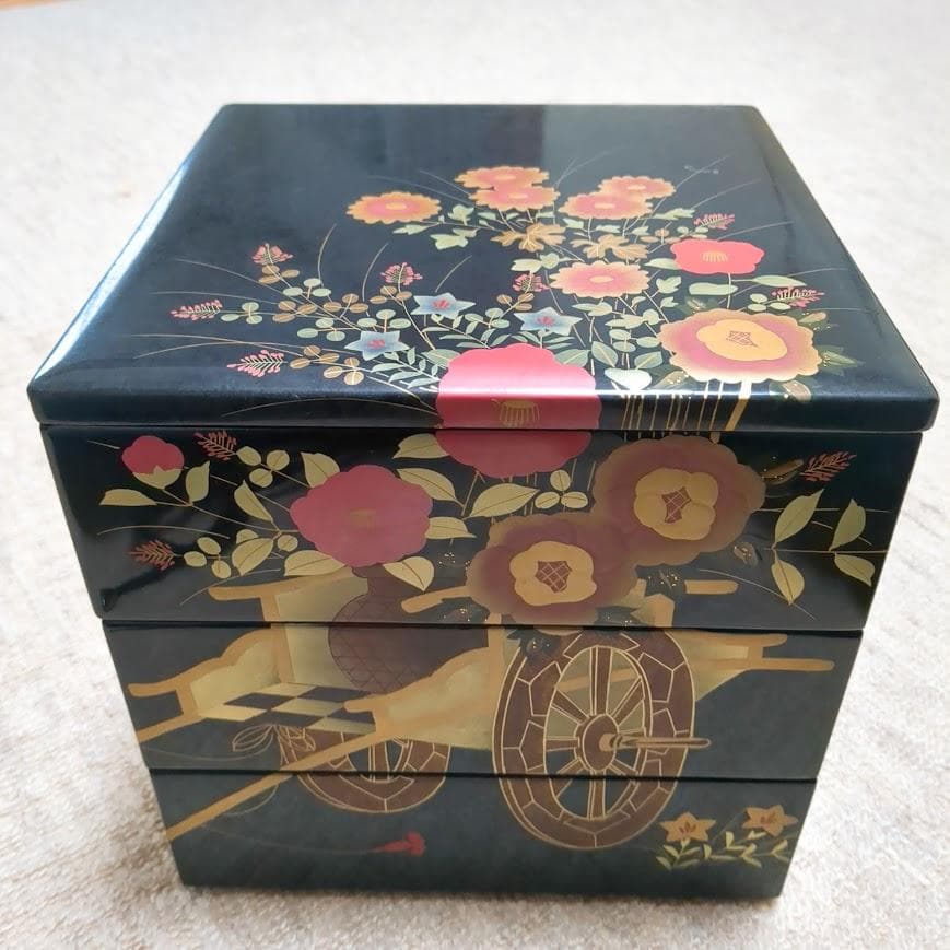 本漆・木製】三段重箱 御所車 蒔絵 天然木 漆器 お正月 慶事 伝統工芸