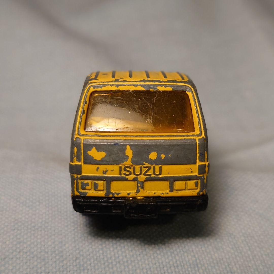 トミカNo.32 38 いすゞエルフ道路工事標識車 - メルカリ