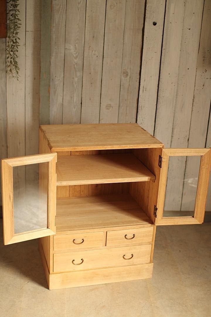 古い小ぶりな木枠のガラス戸棚×小引き出し3杯