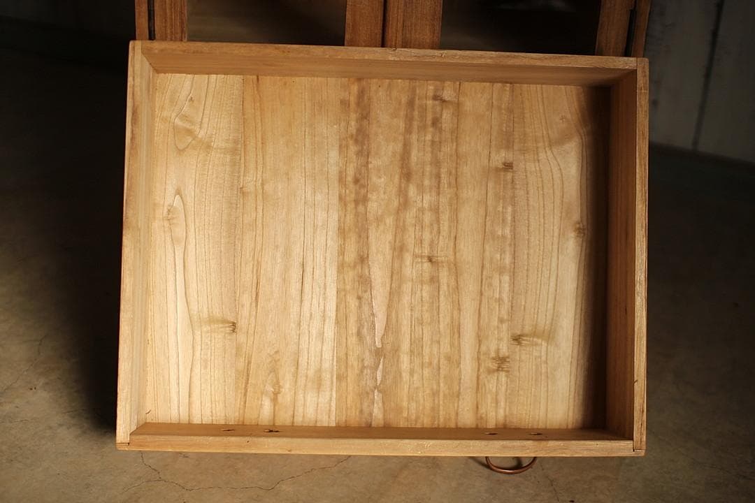 古い小ぶりな木枠のガラス戸棚×小引き出し3杯