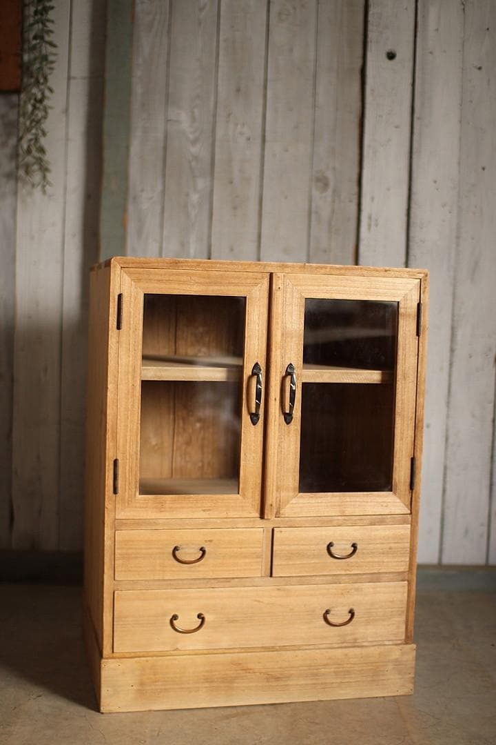 古い小ぶりな木枠のガラス戸棚×小引き出し3杯