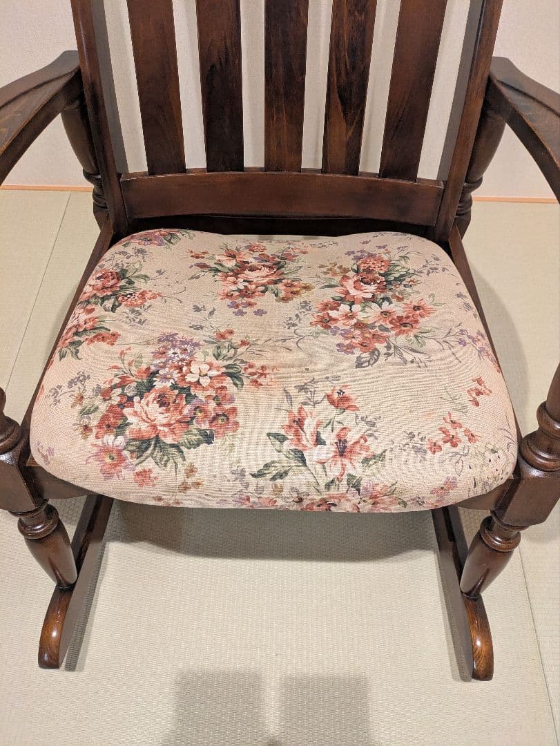 木製 ロッキングチェア アンティーク調 花柄クッション付き　ゆったりサイズ