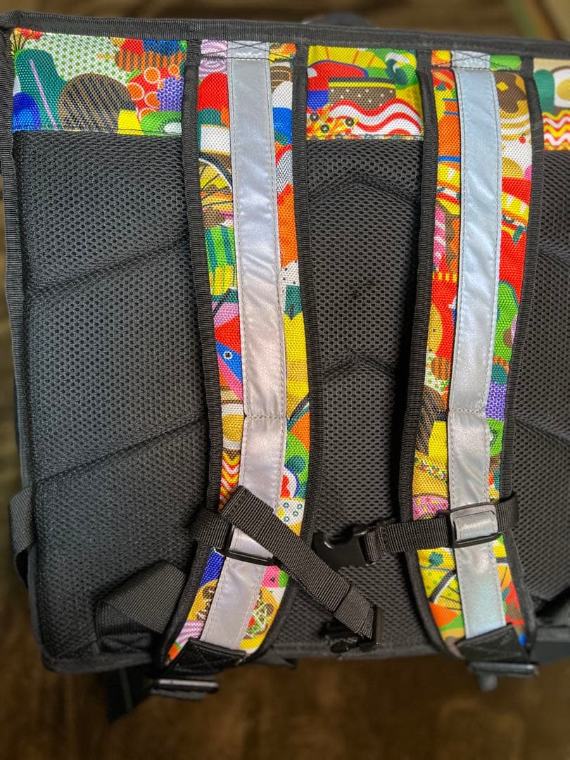 新品未使用】Uber Eats 海外アーティストモデル 配達用バッグ - メルカリ