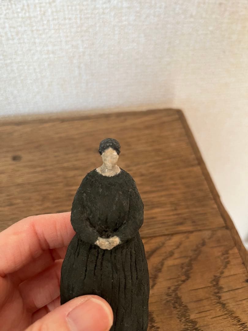 八窪章吾　緑の衣服の女性　オブジェ