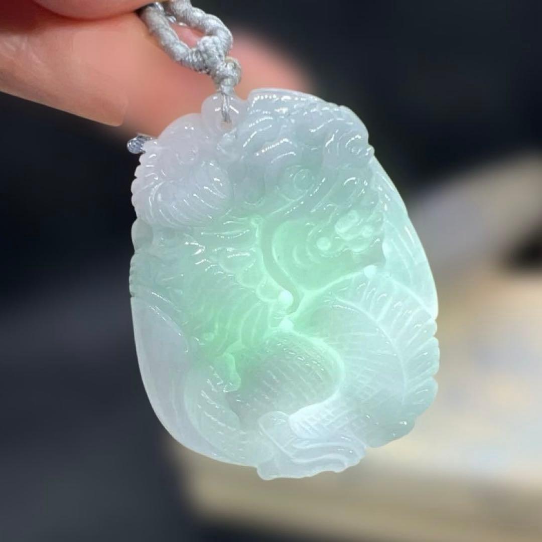 天然Aランク翡翠手作り両面に龍が彫刻されたペンダントAB10112