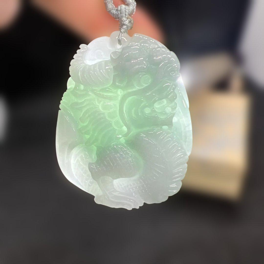 天然Aランク翡翠手作り両面に龍が彫刻されたペンダントAB10112