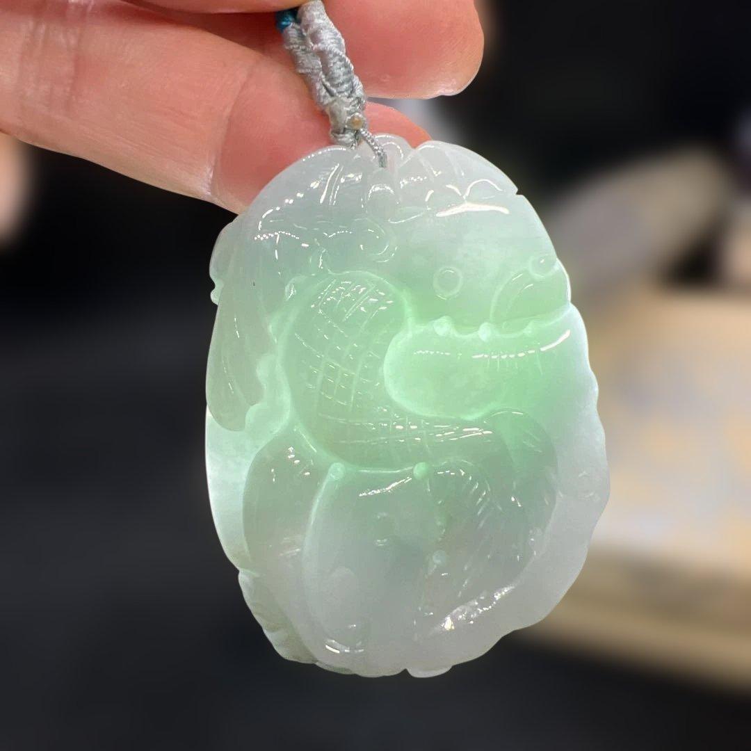 天然Aランク翡翠手作り両面に龍が彫刻されたペンダントAB10112