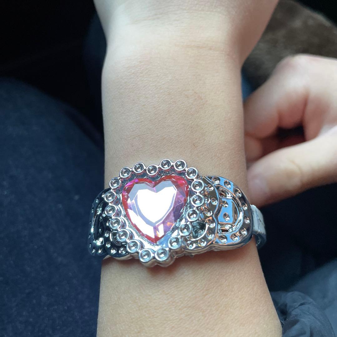 彼女達はプリンセスになれますが、僕達はブレスレットを付けてもプリンセスになれない