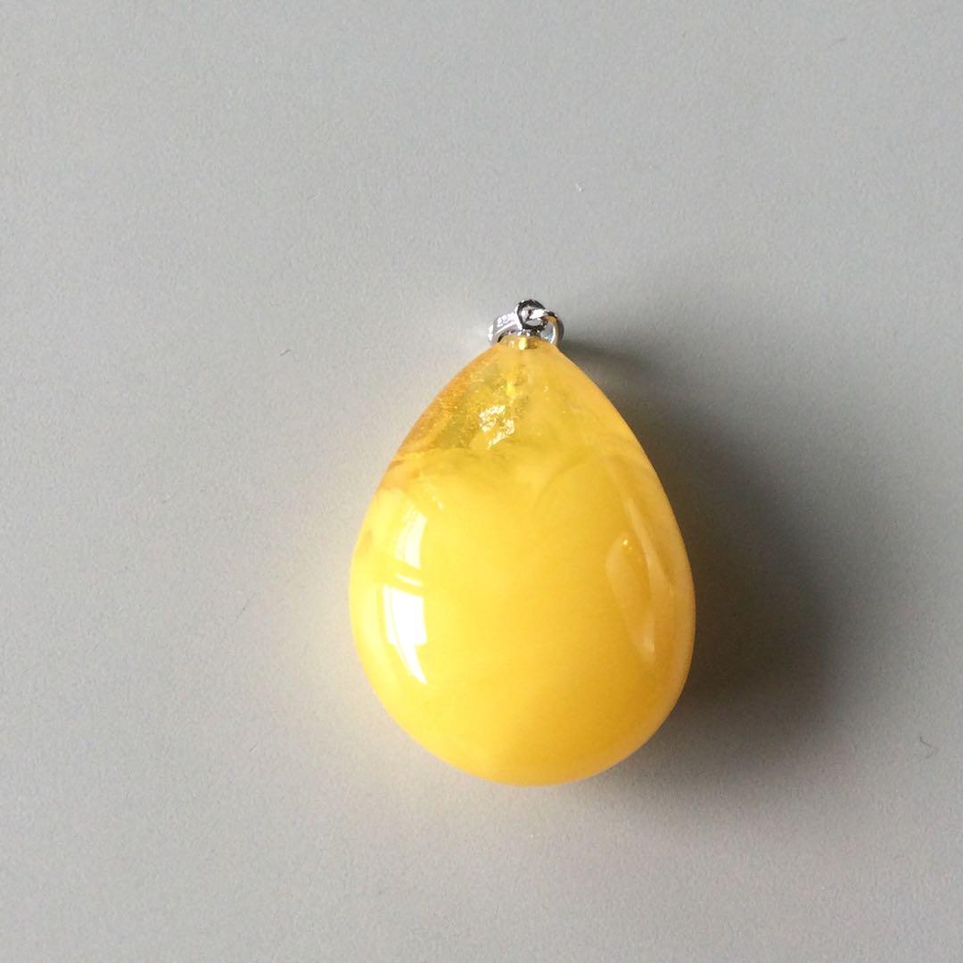 琥珀ペンダントトップ(乳白色)