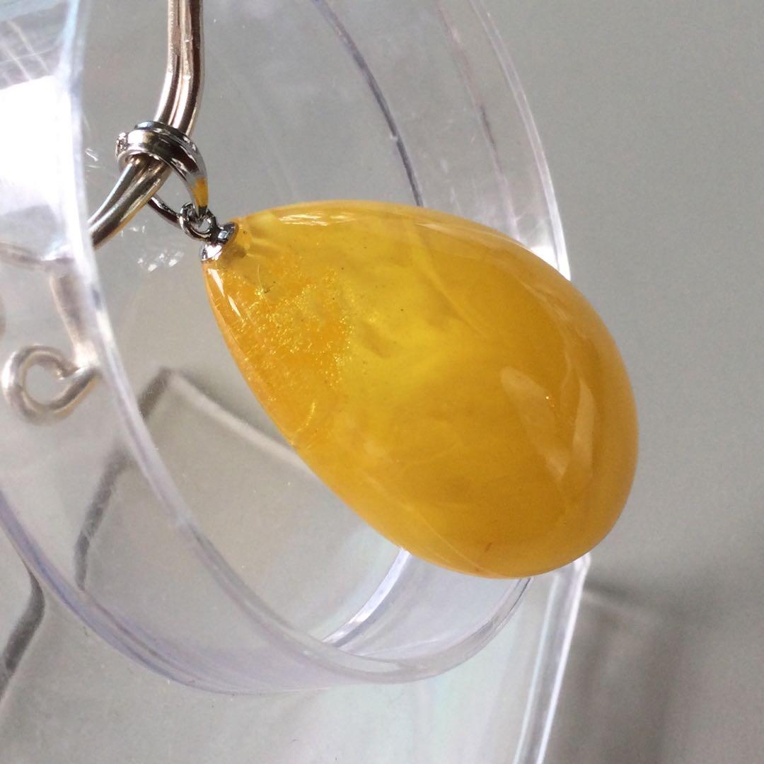 琥珀ペンダントトップ(乳白色)