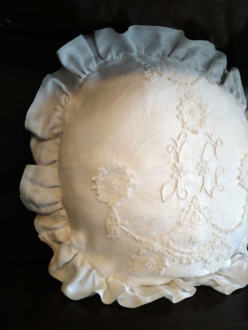 4/12まで特別価格★フランスアンティーク刺繍★クッション★