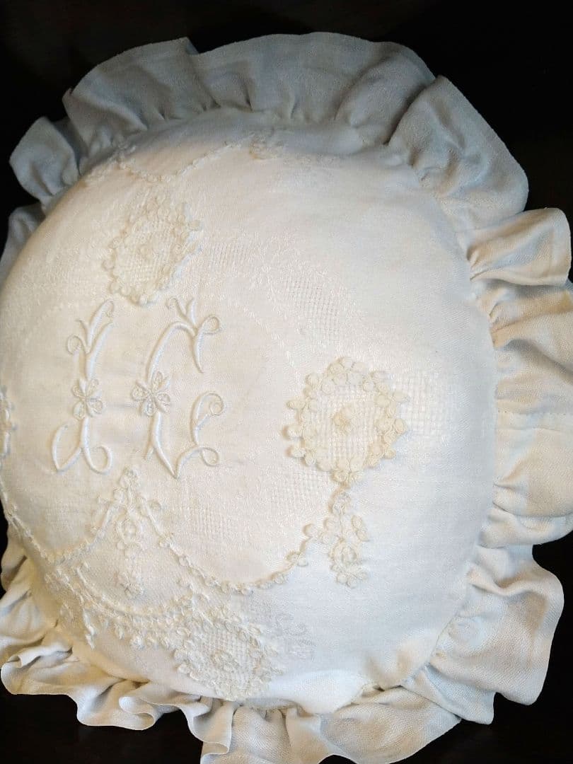 4/12まで特別価格★フランスアンティーク刺繍★クッション★