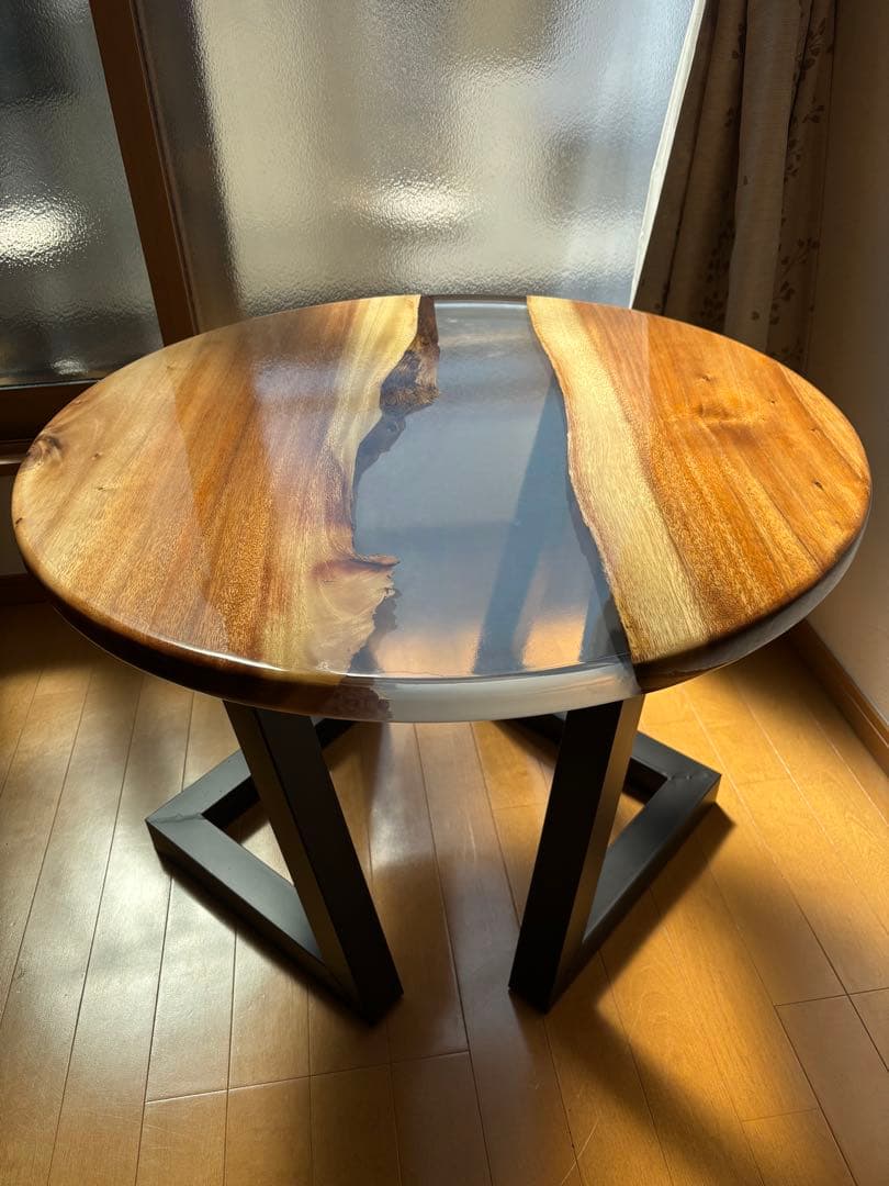 《一点限り》レジンと天然クルミの木の円形テーブル 、鉄製足セット付き直径70cm