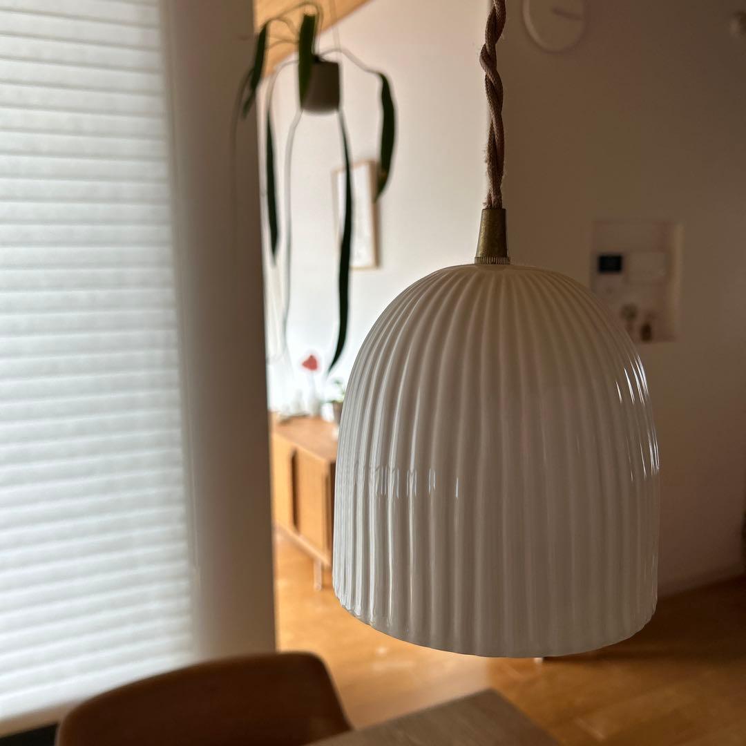 イギリス　アンティーク　ペンダントライト　ホワイト　艶あり