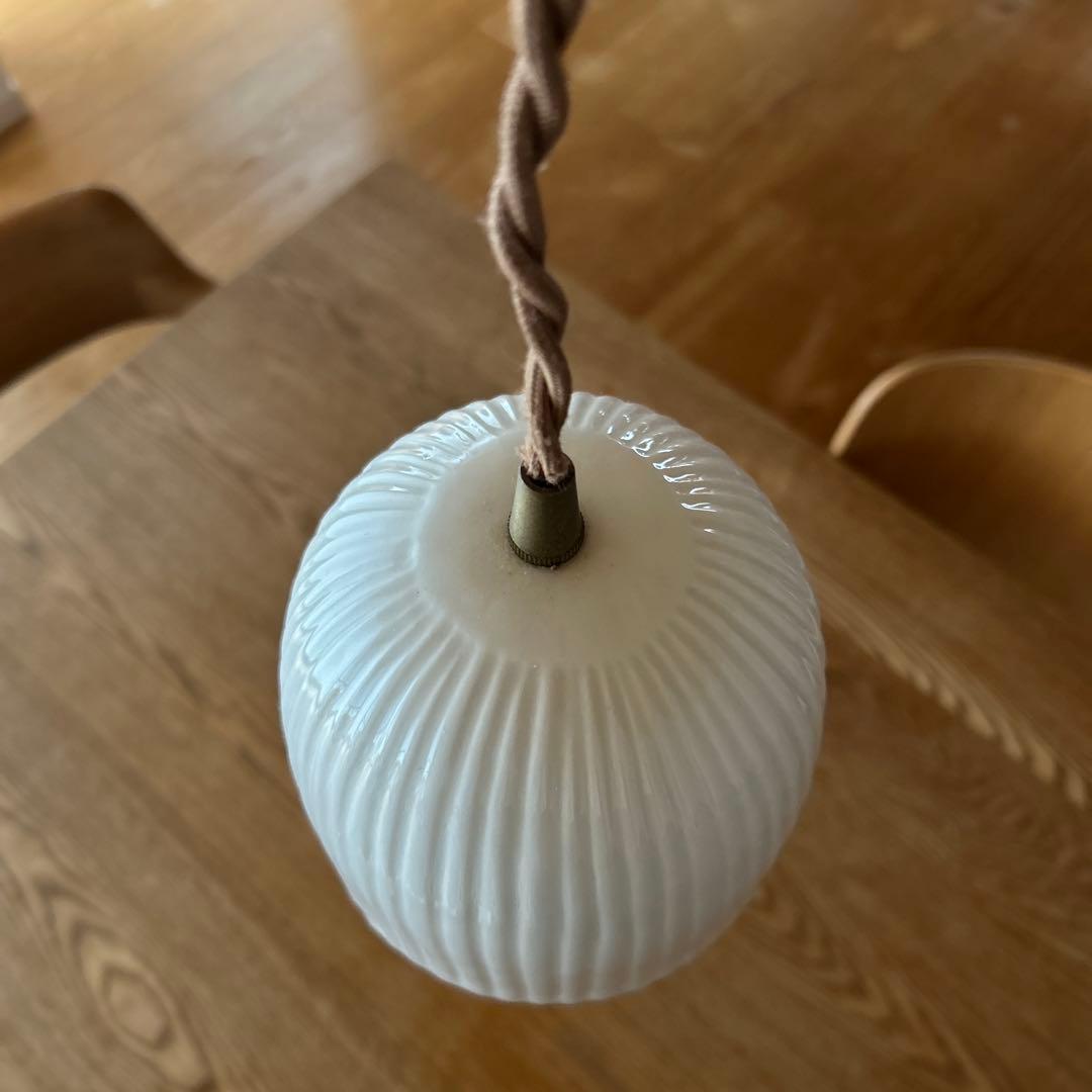 イギリス　アンティーク　ペンダントライト　ホワイト　艶あり