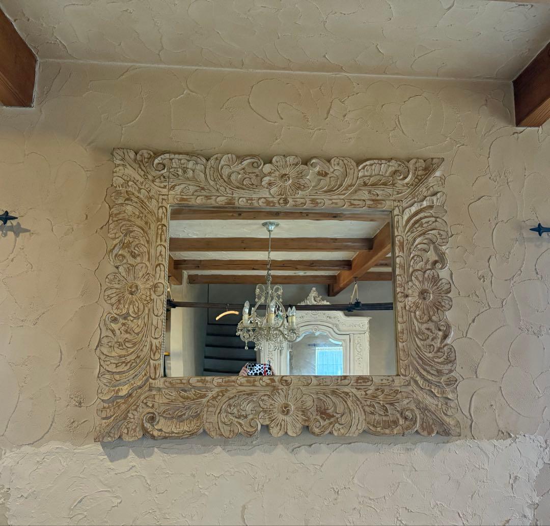 シャビーなホワイトペイントの木彫りの大きな壁掛けミラー