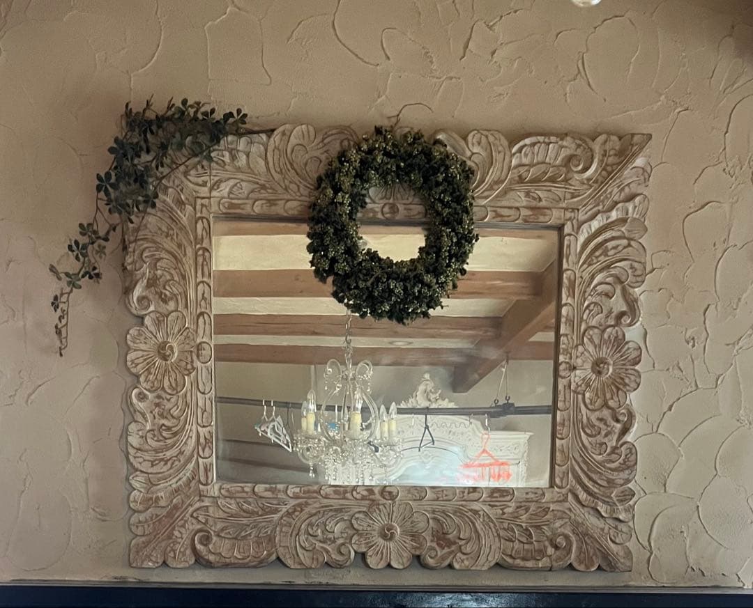 シャビーなホワイトペイントの木彫りの大きな壁掛けミラー