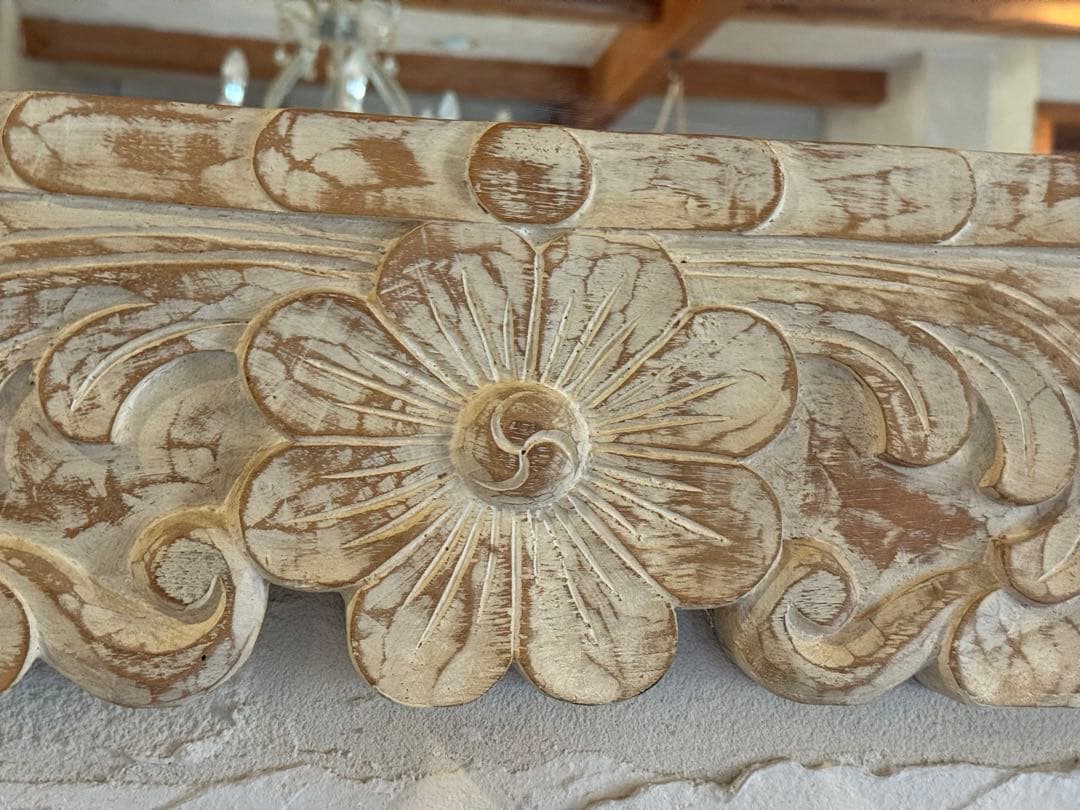 シャビーなホワイトペイントの木彫りの大きな壁掛けミラー