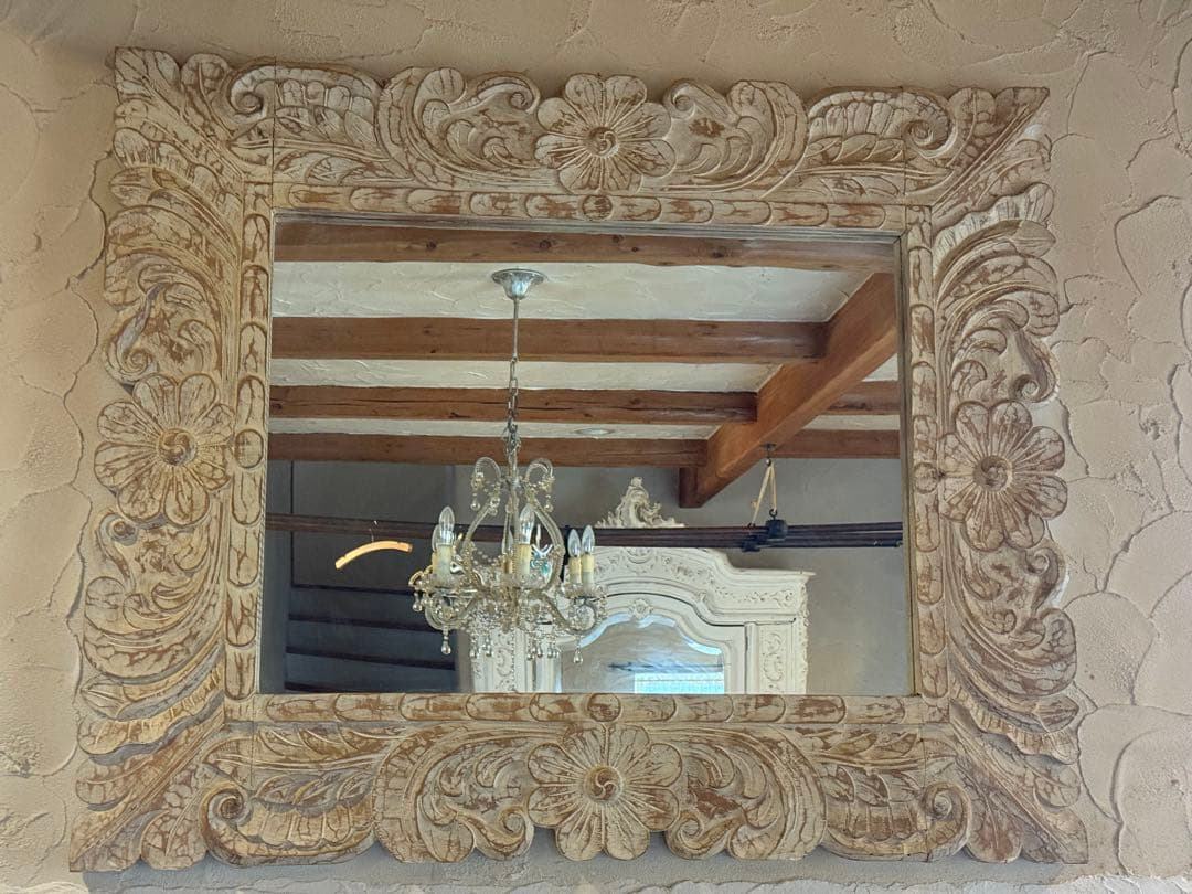 シャビーなホワイトペイントの木彫りの大きな壁掛けミラー