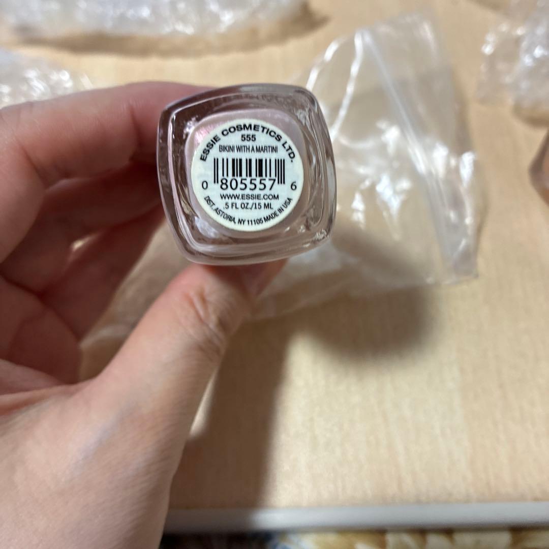 ネイルカラー・マニキュア essie 555 bikini with a martini