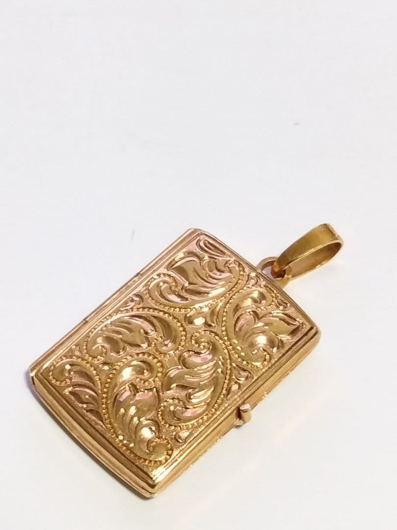 14金 彫刻模様 ゴールドペンダント 写真ケース型トップ