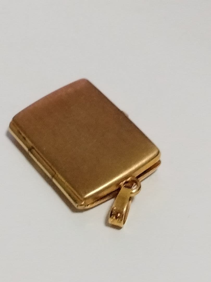 14金 彫刻模様 ゴールドペンダント 写真ケース型トップ