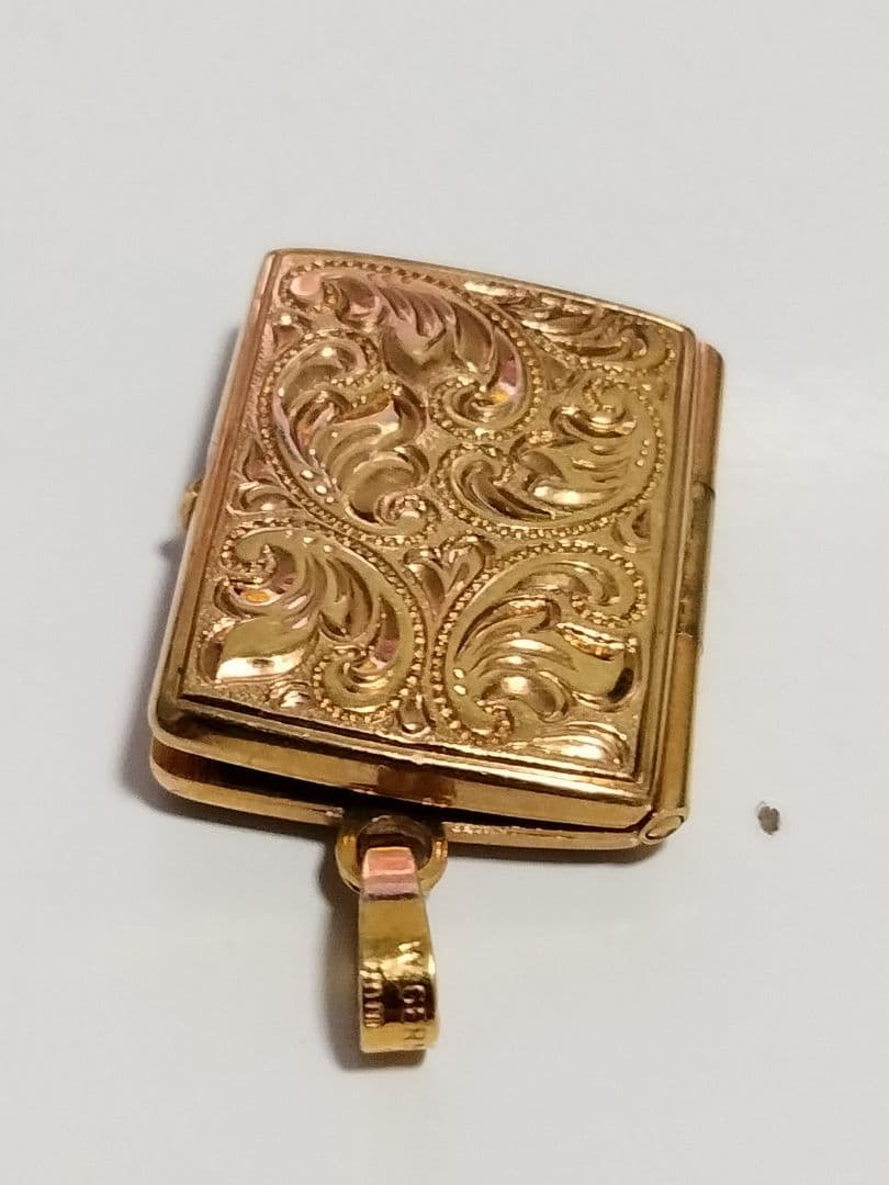 14金 彫刻模様 ゴールドペンダント 写真ケース型トップ