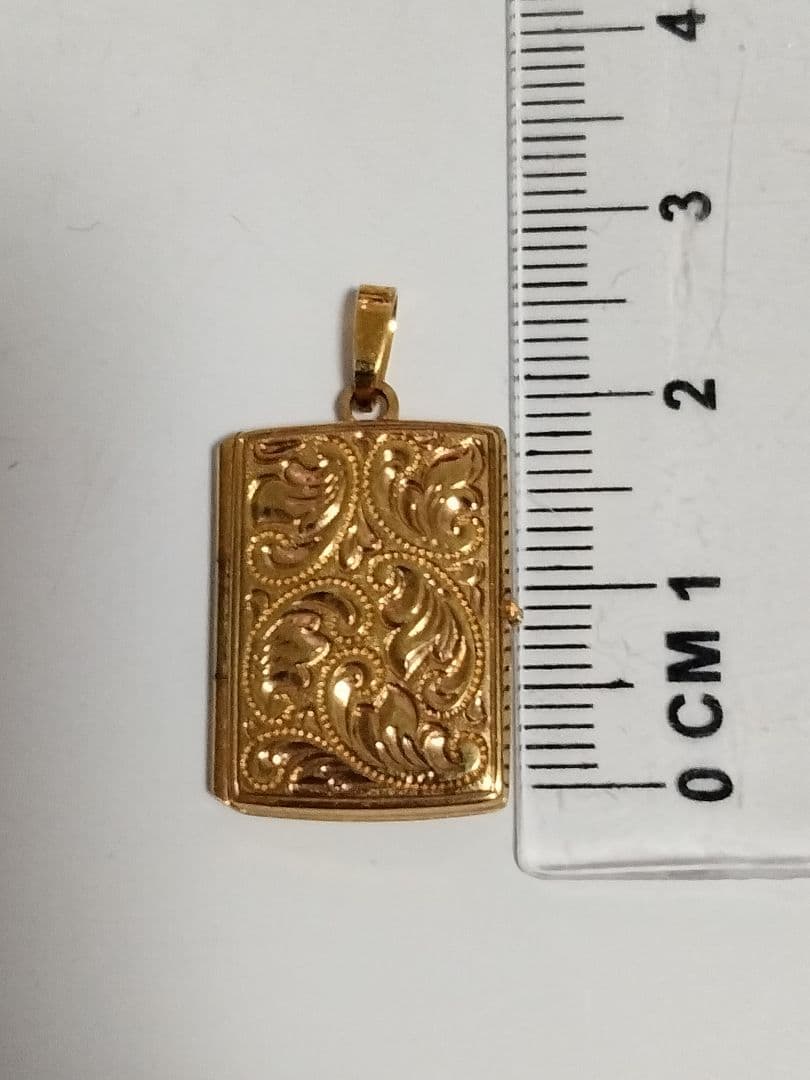 14金 彫刻模様 ゴールドペンダント 写真ケース型トップ