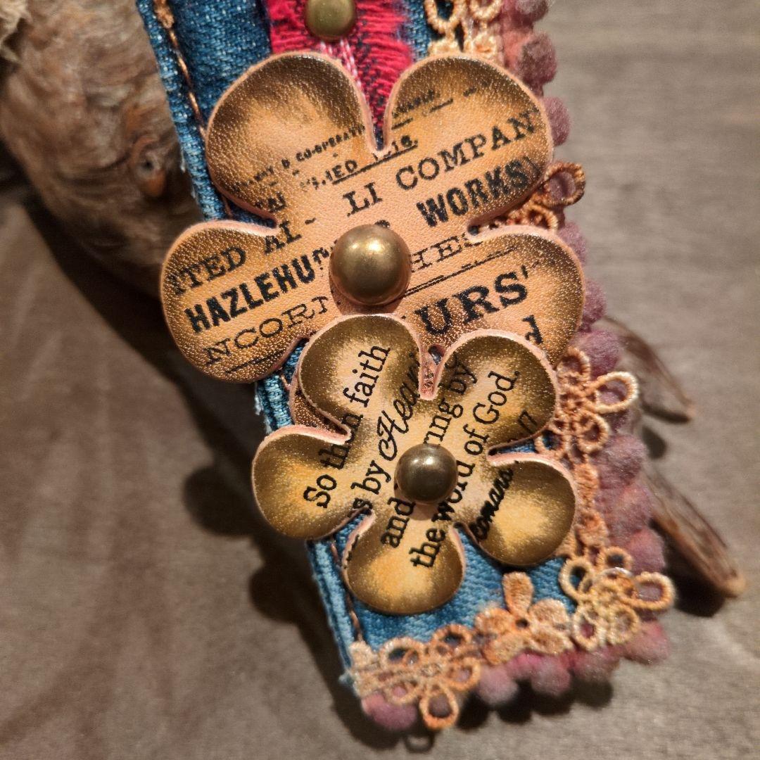 デニムリメイク☆シャビーお花❀キーホルダー✨️革タグ