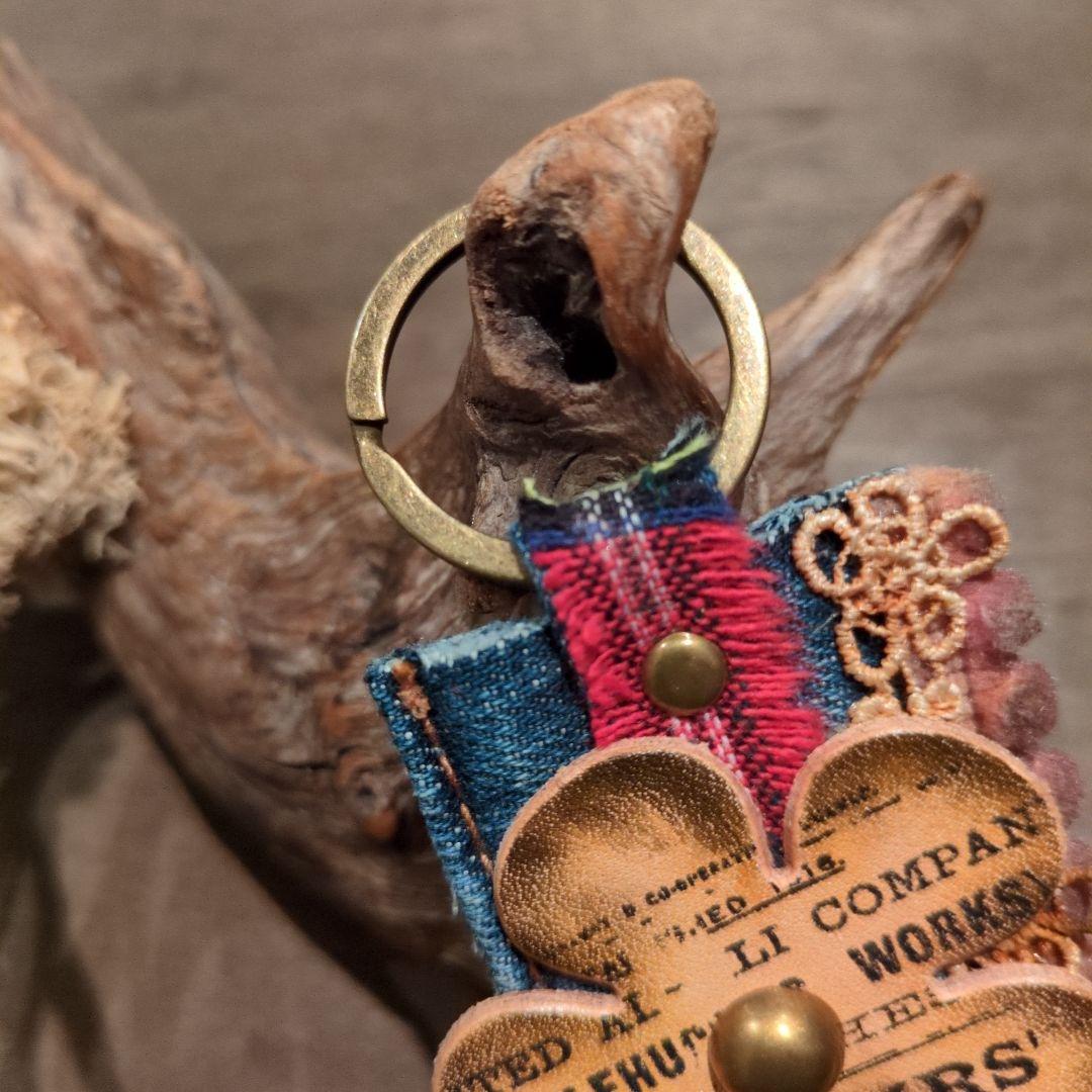 デニムリメイク☆シャビーお花❀キーホルダー✨️革タグ