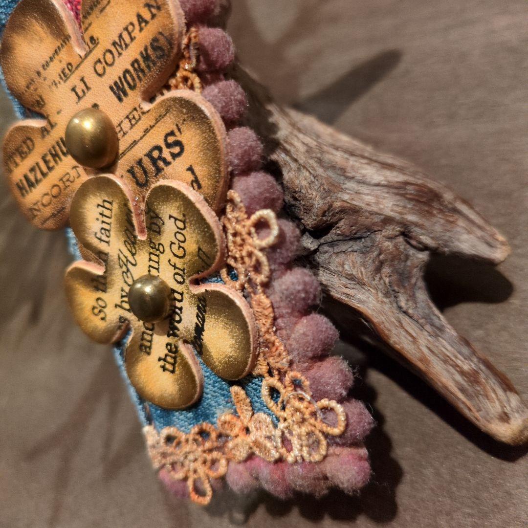 デニムリメイク☆シャビーお花❀キーホルダー✨️革タグ
