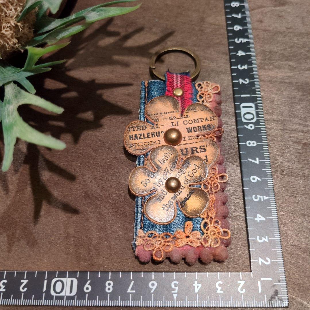 デニムリメイク☆シャビーお花❀キーホルダー✨️革タグ