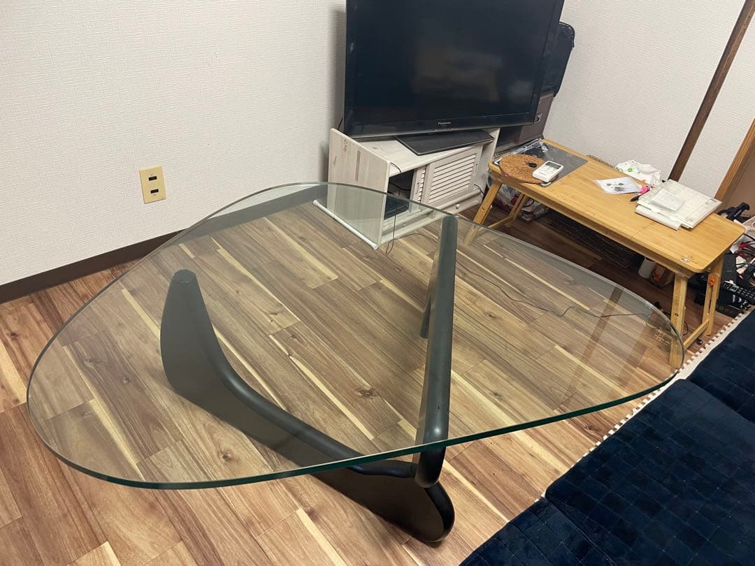 モダン　ローガラステーブル