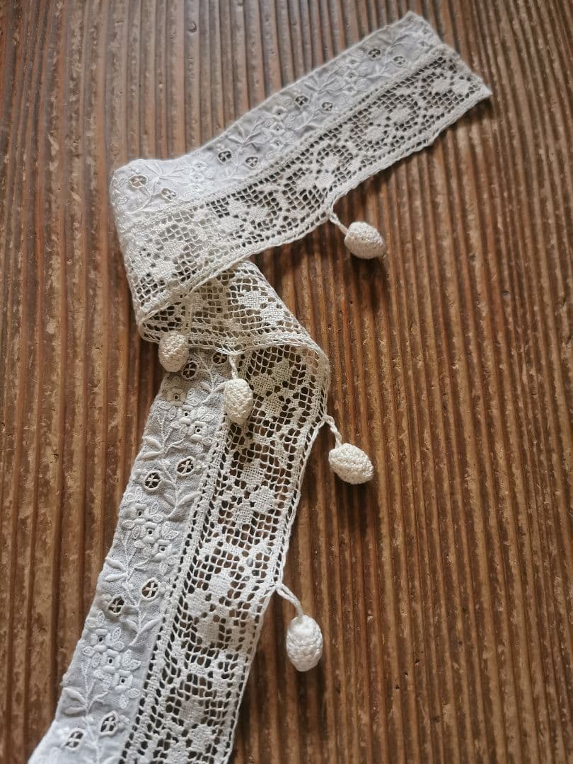 アンティークフランス 小花刺繍＆リネンフィレレース クロシェ編木の実付き 付け襟