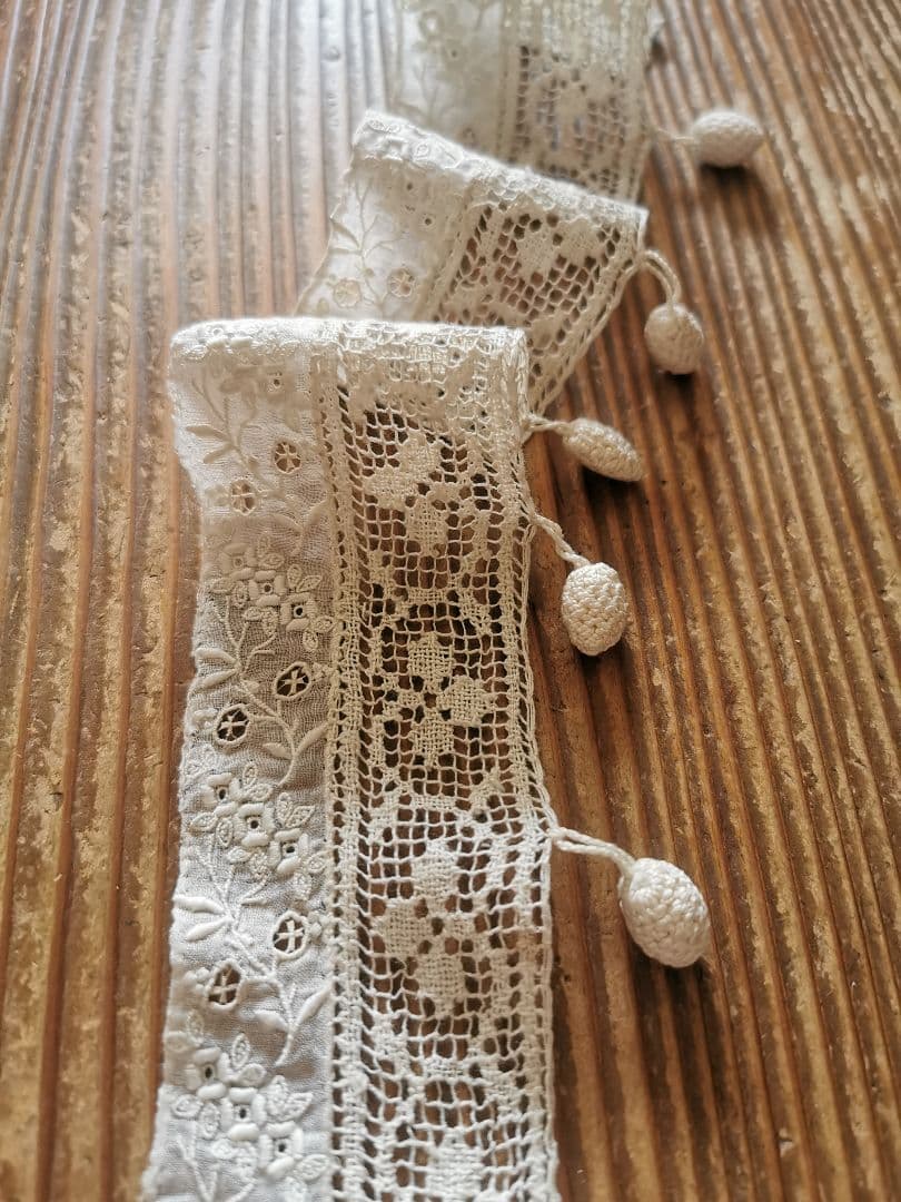 アンティークフランス 小花刺繍＆リネンフィレレース クロシェ編木の実付き 付け襟