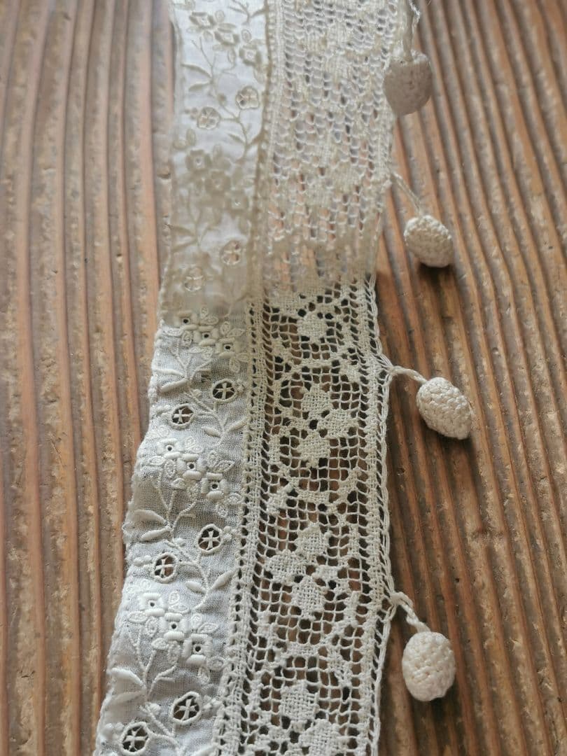アンティークフランス 小花刺繍＆リネンフィレレース クロシェ編木の実付き 付け襟