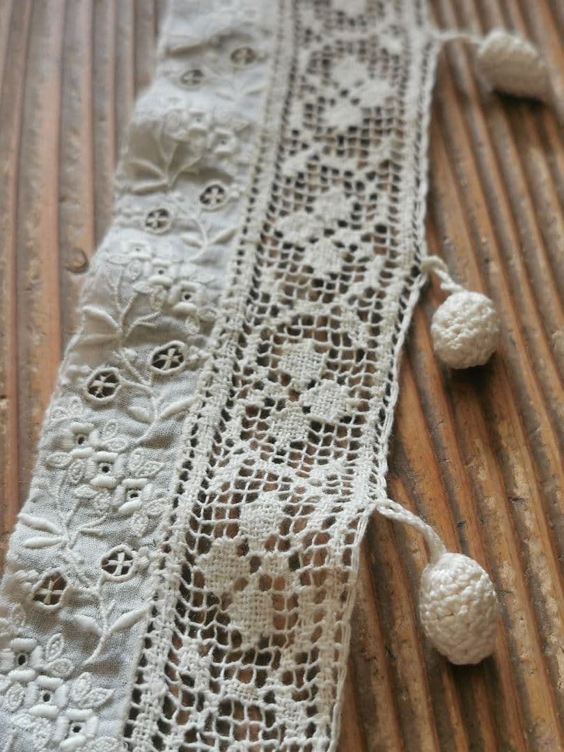 アンティークフランス 小花刺繍＆リネンフィレレース クロシェ編木の実付き 付け襟