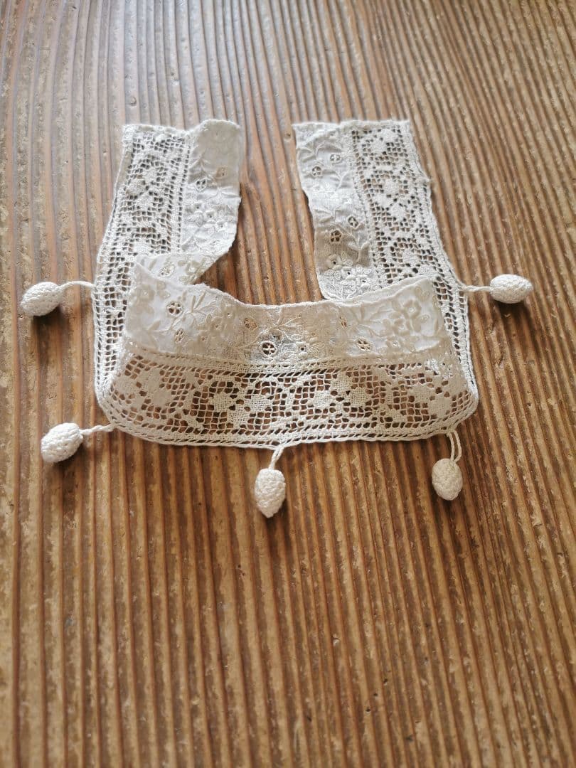 アンティークフランス 小花刺繍＆リネンフィレレース クロシェ編木の実付き 付け襟