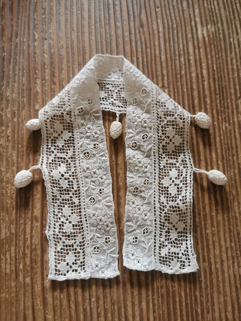 アンティークフランス 小花刺繍＆リネンフィレレース クロシェ編木の実付き 付け襟