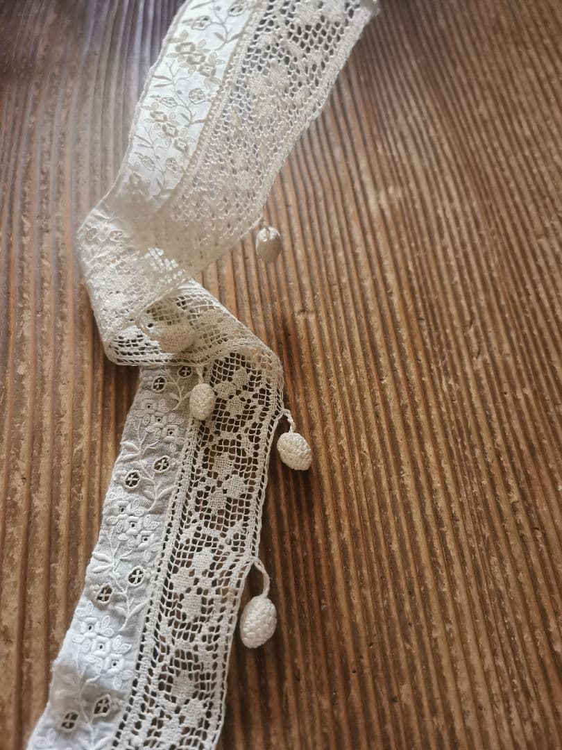 アンティークフランス 小花刺繍＆リネンフィレレース クロシェ編木の実付き 付け襟