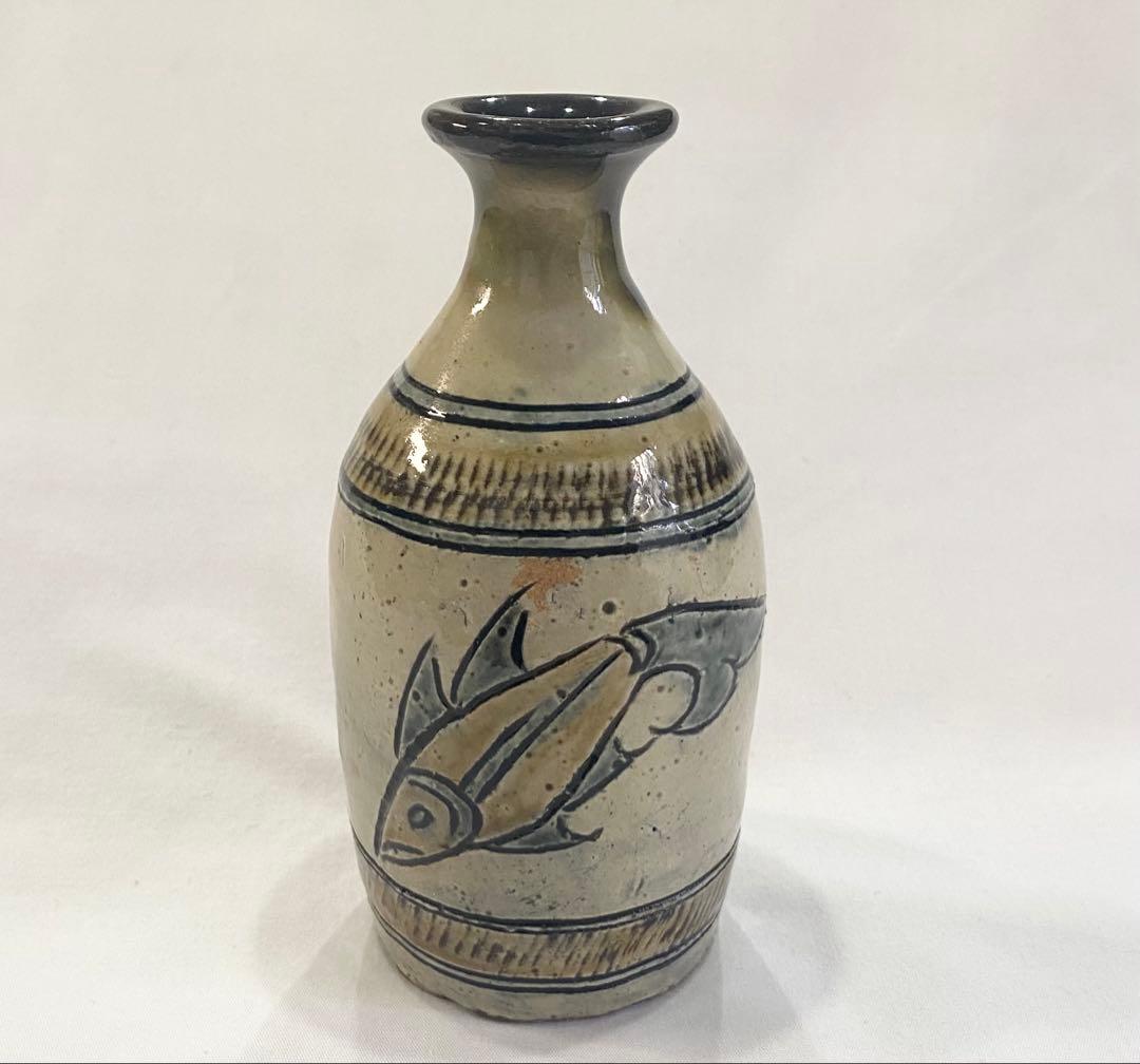 沖縄 壺屋 人間国宝 金城次郎 レトロで重厚な “魚文徳利“ - メルカリ