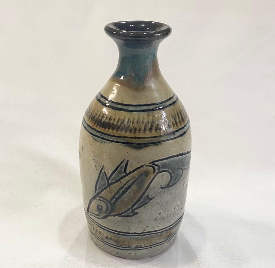 沖縄 壺屋 人間国宝 金城次郎 レトロで重厚な “魚文徳利“ - メルカリ