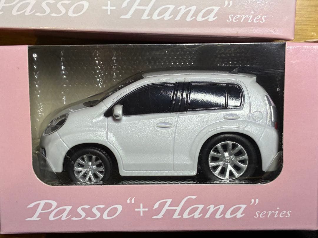 トヨタ パッソ+hana カラーサンプル プルバックカー ドライブタウン
