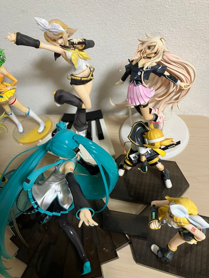 ボーカロイド　初音ミクなどフィギュア　7体セット
