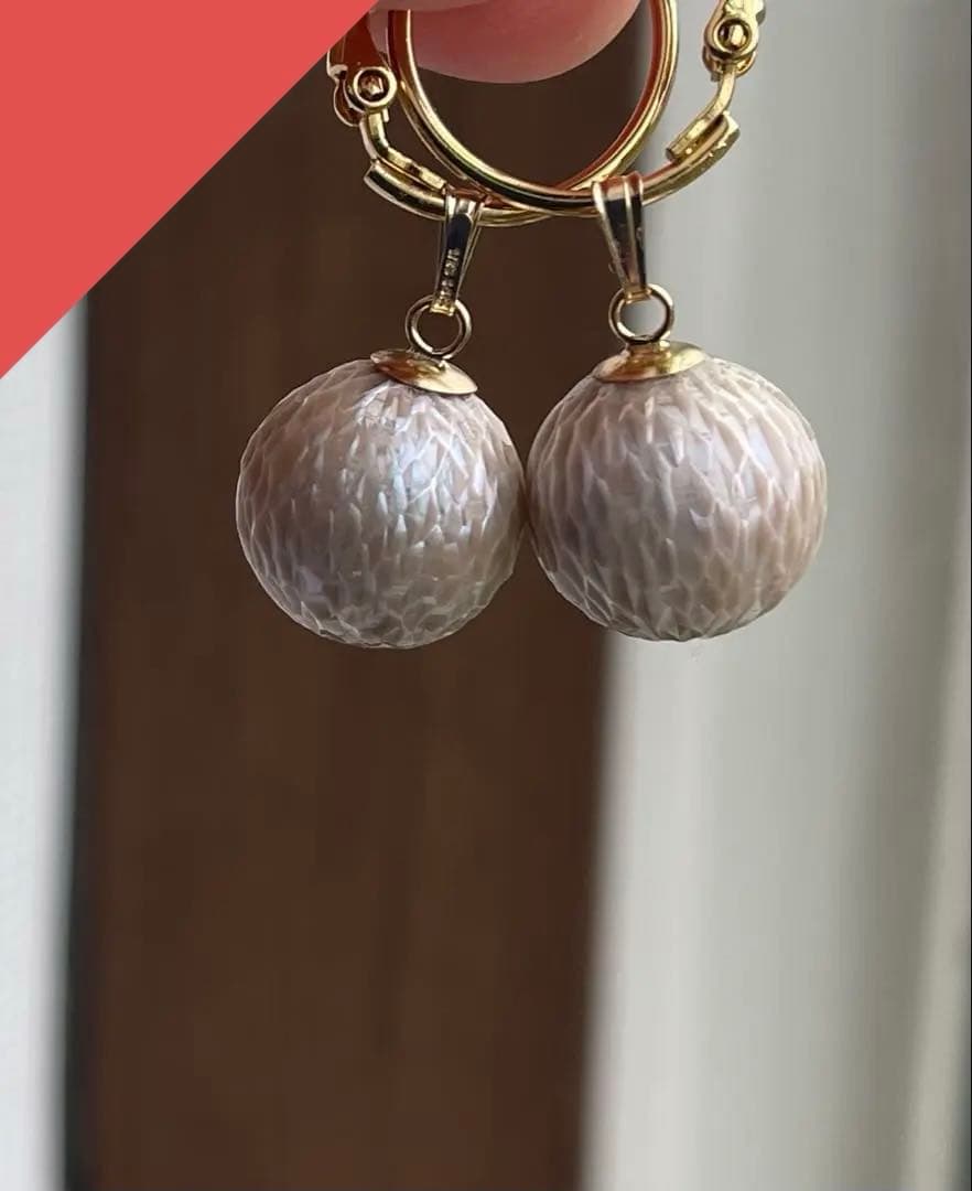 希少淡水パールグレーベージュカービングのピアスチャーム14kgfおしり貫通なし