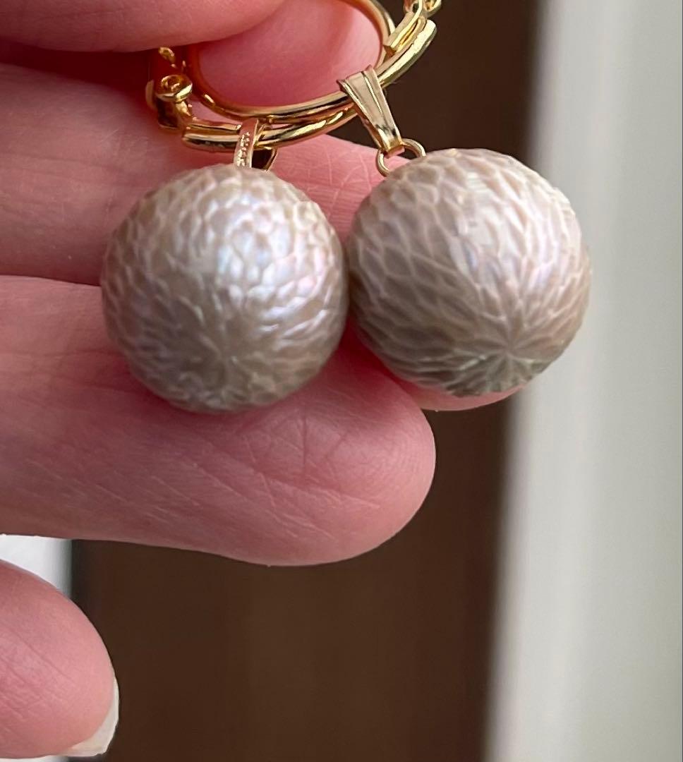 希少淡水パールグレーベージュカービングのピアスチャーム14kgfおしり貫通なし