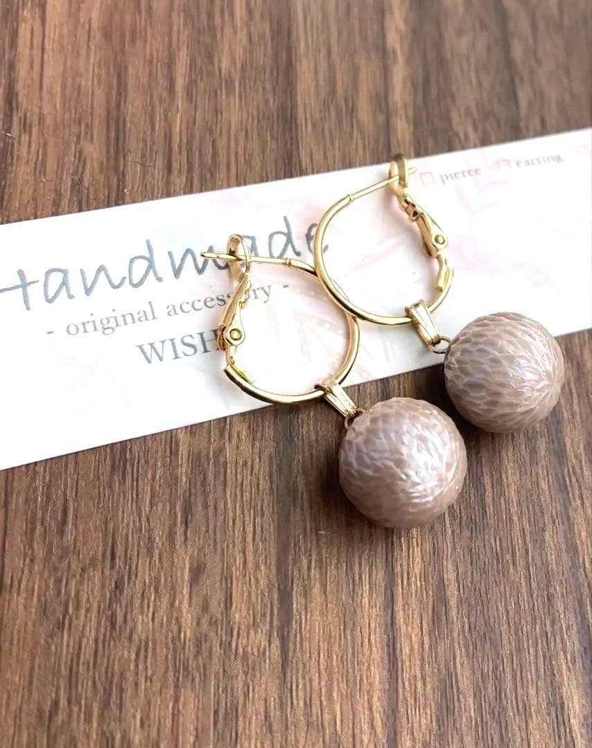 希少淡水パールグレーベージュカービングのピアスチャーム14kgfおしり貫通なし