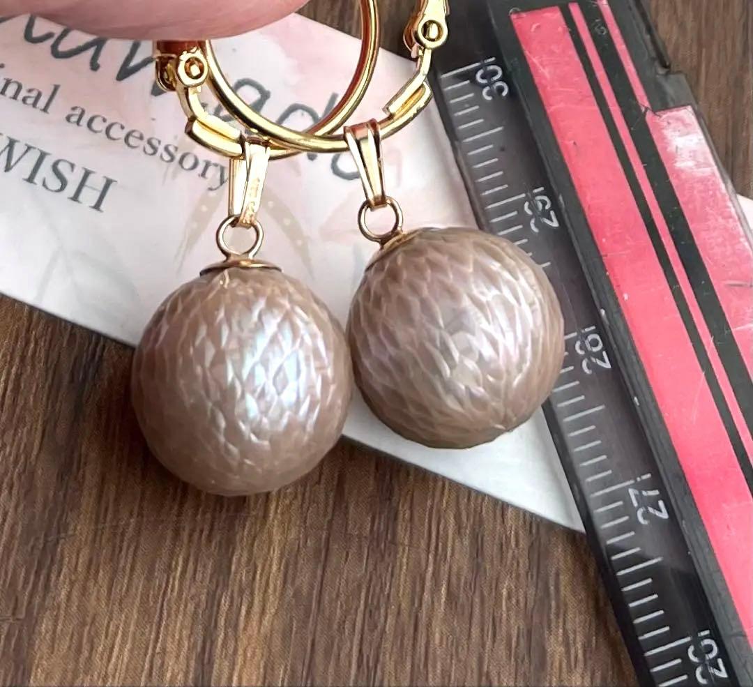 希少淡水パールグレーベージュカービングのピアスチャーム14kgfおしり貫通なし