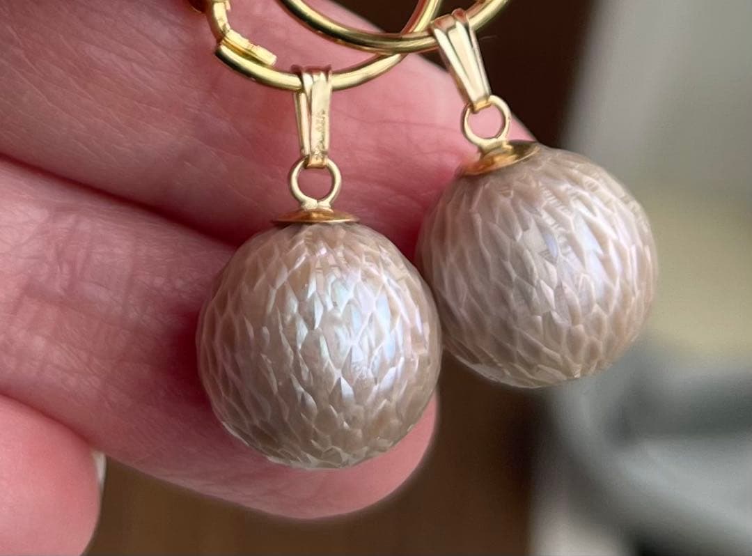 希少淡水パールグレーベージュカービングのピアスチャーム14kgfおしり貫通なし